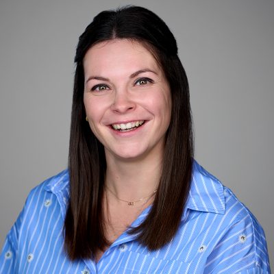 Anke Struyven is consultant in de zorg bij Neo-Mundo: Anke Struyven Mijn interesses voor de gezondheidszorg en het welzijnslandschap zijn ontstaan in mijn eerste werkervaring. Hier heb ik mij gericht op het verbinden van partners uit de eerste, tweede en derde lijn in België. Mijn takenlijstje was een dynamische mix van verantwoordelijkheden: van het plannen van projecten en het organiseren van evenementen tot het ontwikkelen van actie- en beleidsplannen en het opvolgen van personeelszaken. Deze kennis en vaardigheden wil ik nu inzetten als consultant bij Neo-Mundo.