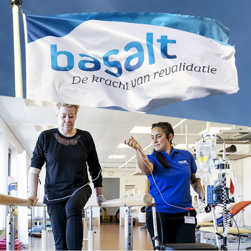 Afgelopen maand kreeg Sarina de Jong, consultant in de zorg bij Neo-Mundo, de kans om een dag mee te lopen met Hugo Keuzenkamp, ad interim lid van de Raad van Bestuur bij Basalt. Voor Sarina, die betrokken is bij werving- en selectieprocedures voor bestuurders, was dit een unieke gelegenheid om zelf te ervaren wat het werk van een bestuurder inhoudt. Want dit horen van zorgprofessionals of een Raad van Toezicht wanneer je een intake doet is één ding, maar het zelf zien en voelen geeft nog veel meer gevoel en inzicht.