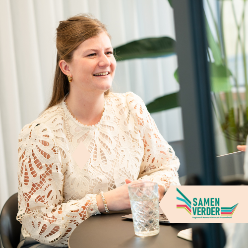 Na anderhalf jaar intensieve samenwerking met Samen Verder kijkt Eva de Groot, consultant in zorg en welzijn bij Neo-Mundo, met trots en voldoening terug. Dit project laat zien dat echte vooruitgang in mentale gezondheid niet alleen gaat over zorgprotocollen, maar vooral over mensen, gemeenschappen en wat er gebeurt als je ze écht met elkaar verbindt.